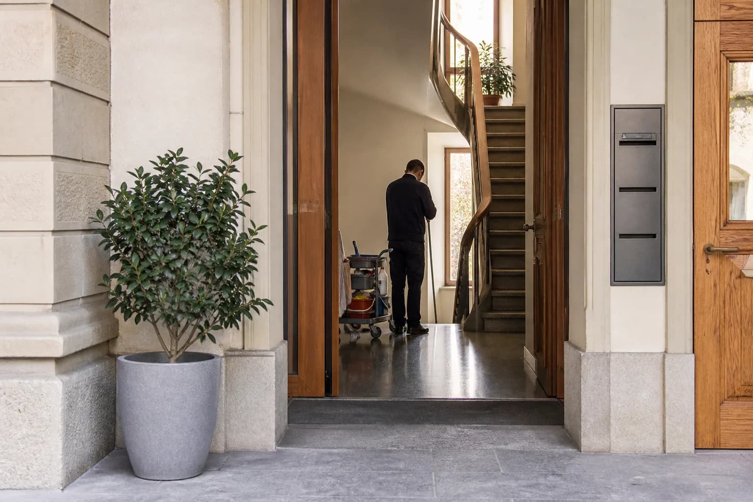 Intérieur suisse nettoyé avant la réception d’un chantier de rénovation