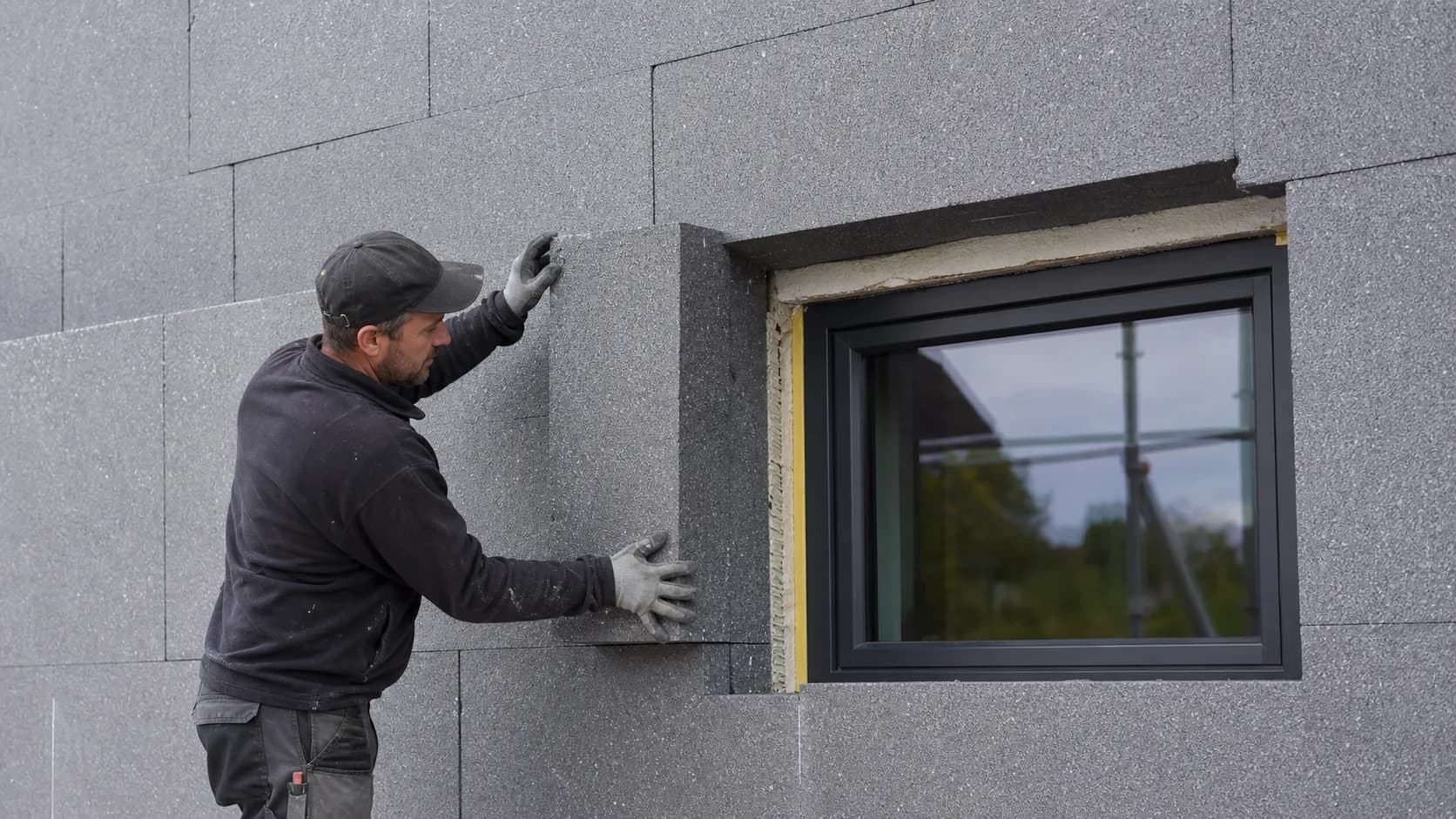 Pose d'isolation de façade autour d'une fenêtre