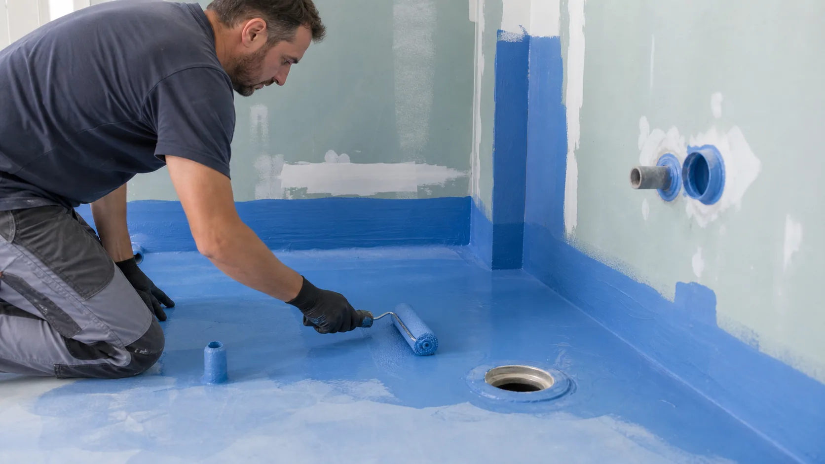 Application d'étanchéité sous carrelage dans une douche