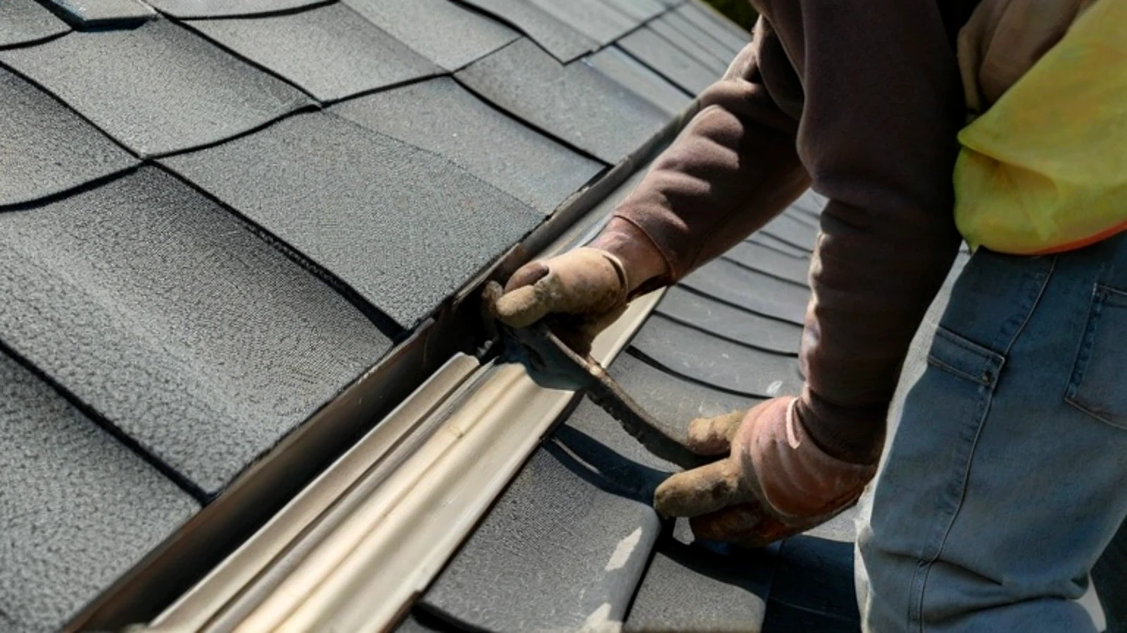 Roof safety harness
